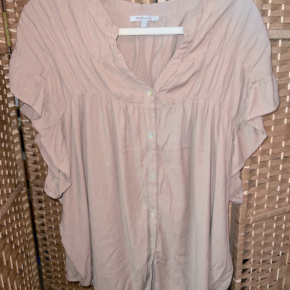 Very cute and so comfy taupe top. Capped, flutter type sleeves, lightweight!